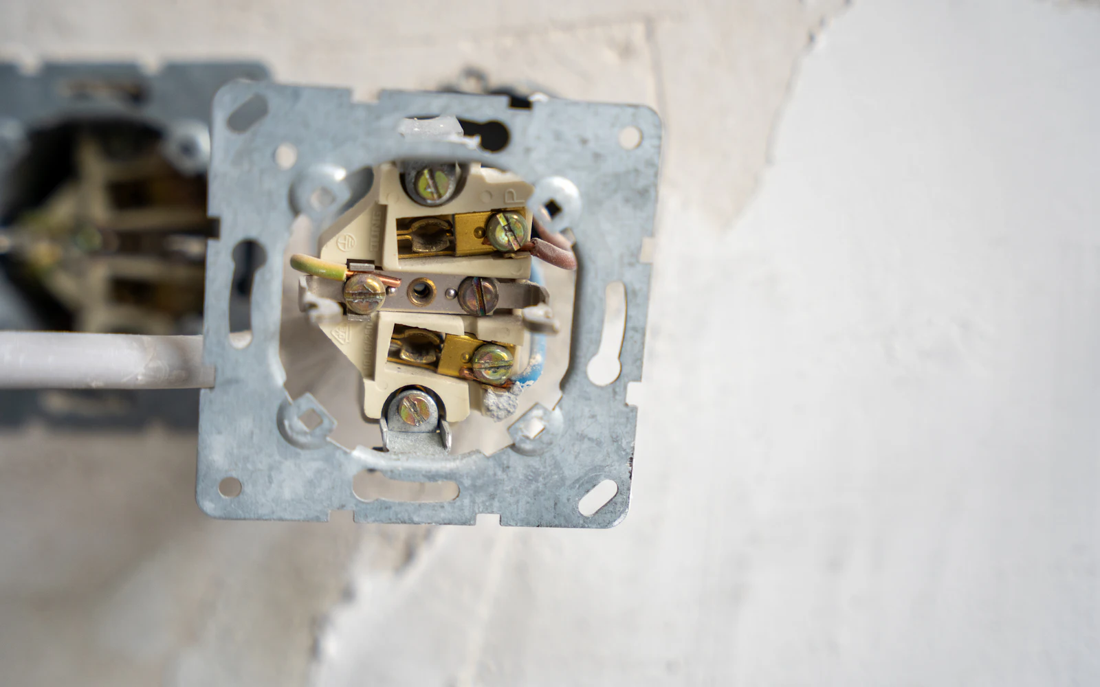 Electricista de Manitas Bilbao montando el mecanismo de un enchufe en una vivienda