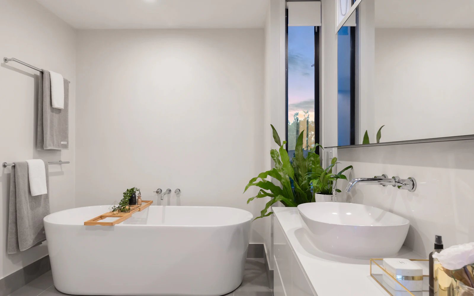 Baño moderno reformado por Manitas Bilbao con plato de ducha y mampara