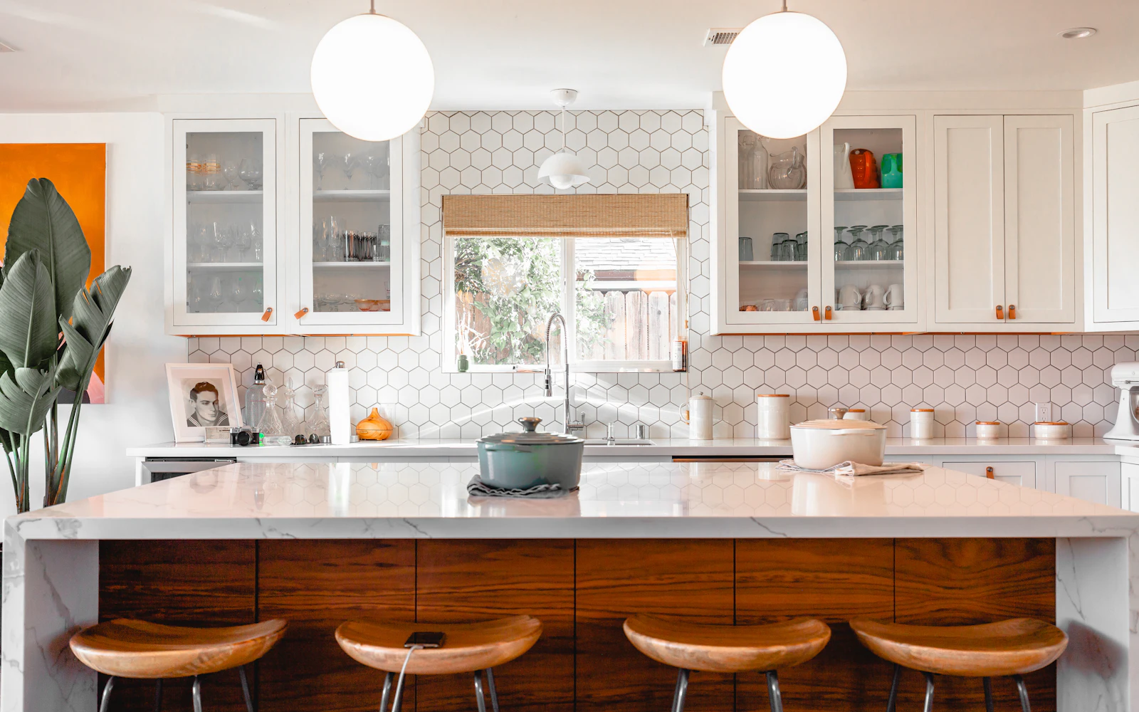 Cambiar encimera de cocina en Bilbao: instalación nueva terminada en una vivienda