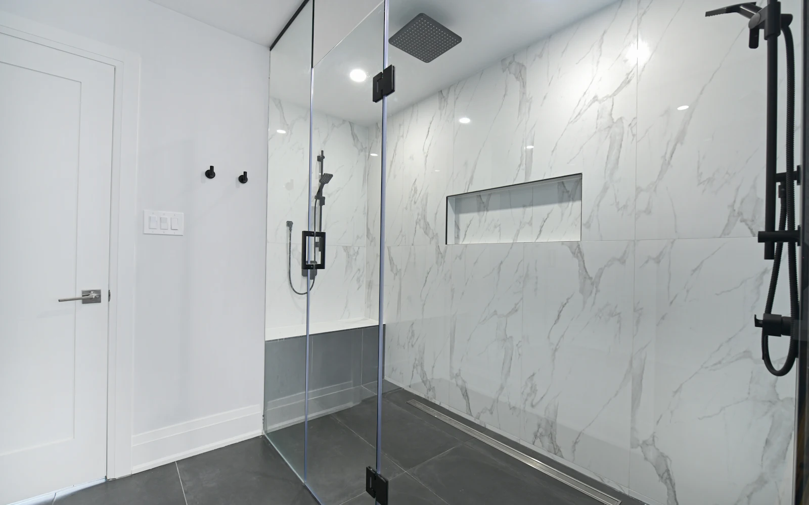 Bañera cambiada por plato de ducha con mampara de cristal en un baño de Bilbao