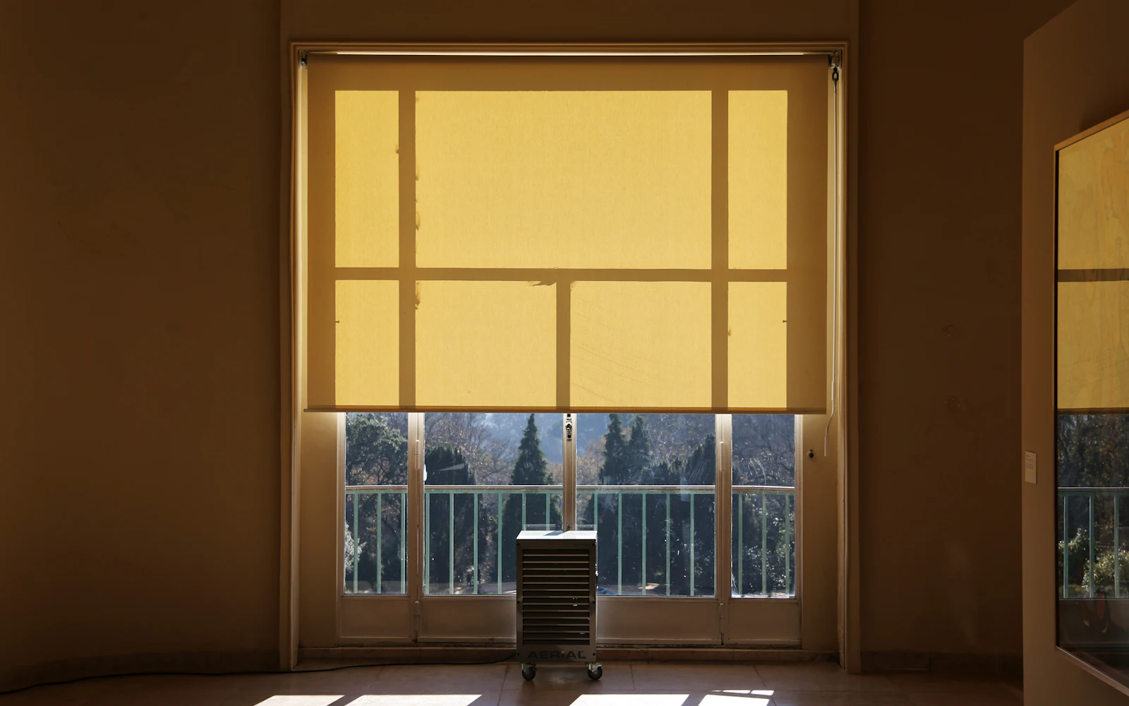 Montaje de estor enrollable en una ventana de un piso en Bilbao